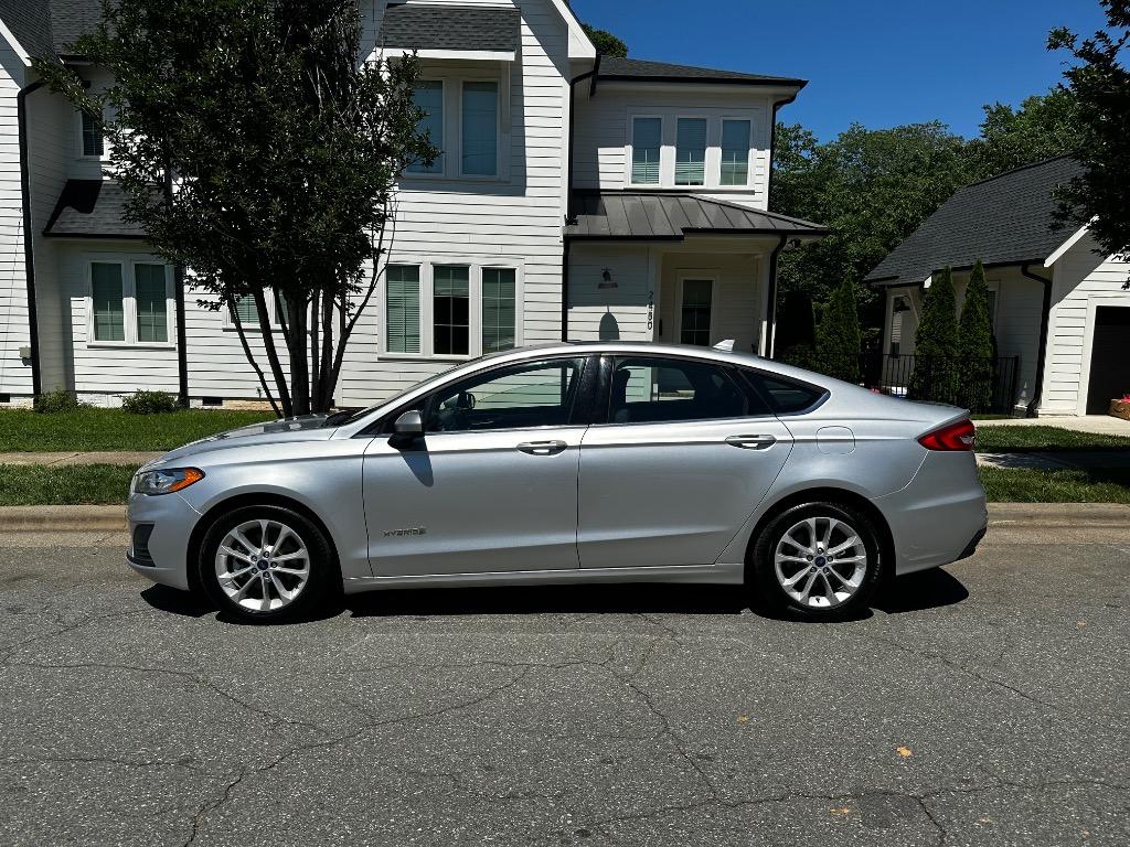 2019 Ford Fusion SE's photo