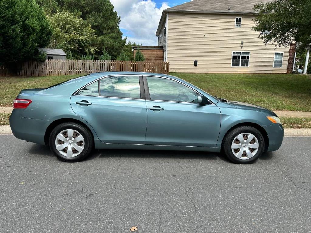 2009 Toyota Camry LE's photo
