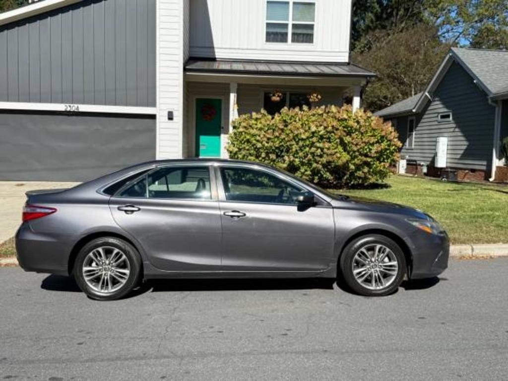2017 Toyota Camry SE's photo