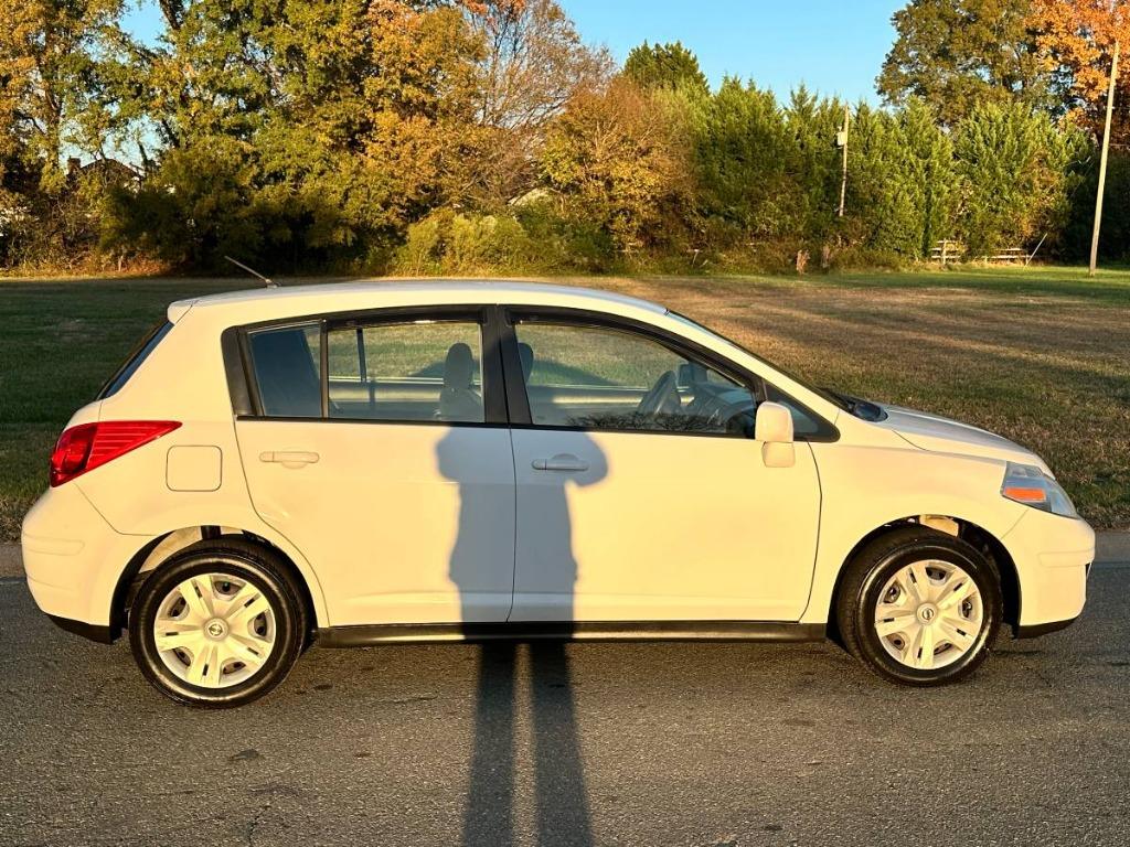 2012 Nissan Versa S's photo