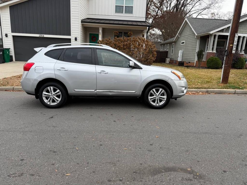 2013 Nissan Rogue SV's photo