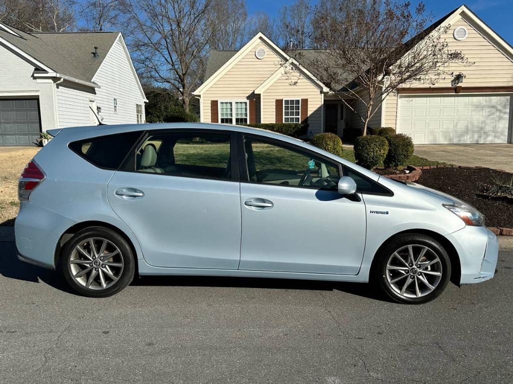2015 Toyota Prius v Five's photo