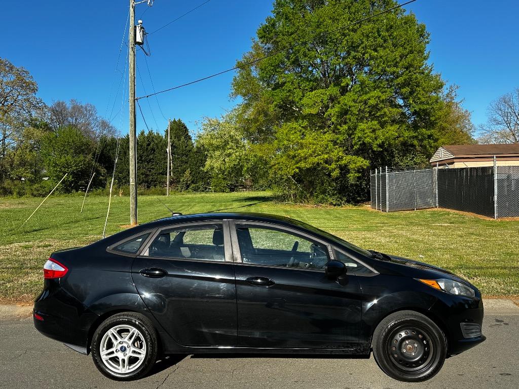 2017 Ford Fiesta SE Sedan's photo