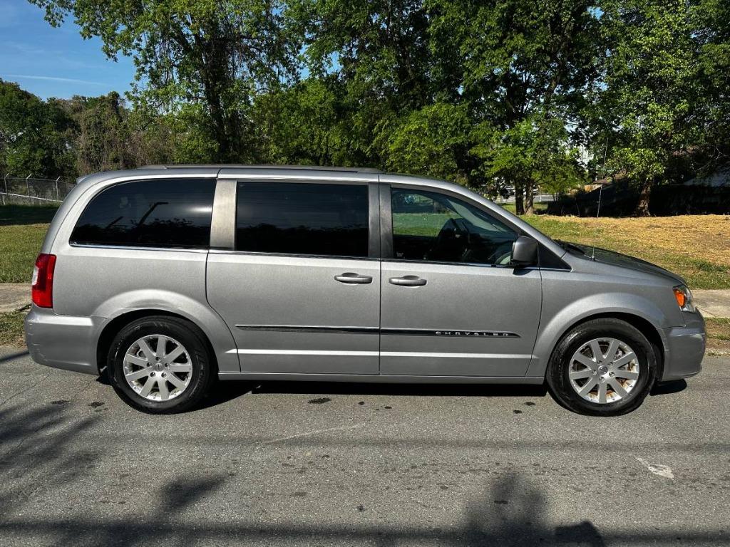 2015 Chrysler Town & Country Touring's photo